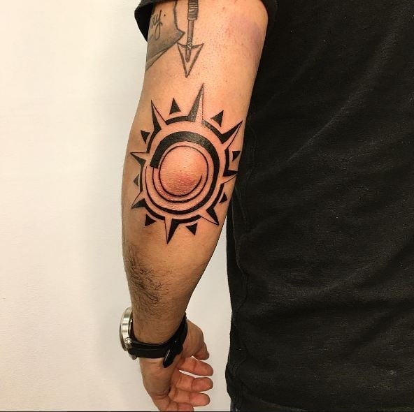 Tout Savoir Sur Le Tatouage Polyn Sien Motifs Et Significations   Tribal Sun Elbow Tattoos.JPG